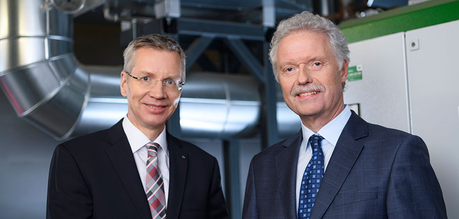EvK: Jörg Moltrecht und Heinz-Werner Bitter vor dem Blockheizkraftwerk am Standort Herne